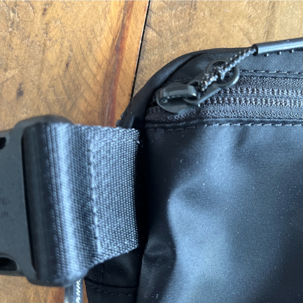 LULULEMON Everywhere Belt Bag 1L
Wordmark - Picture 11 of 12